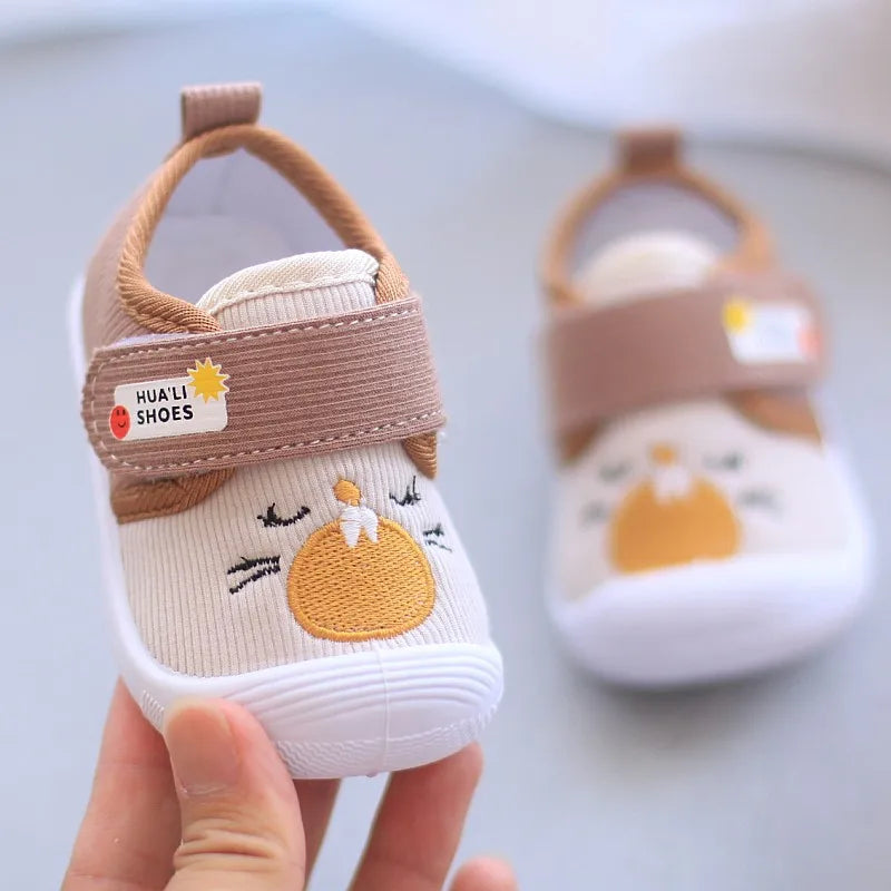 Sapatinho de Bebê com Tira de Fecho e Bordado Rostinho de Gatinho