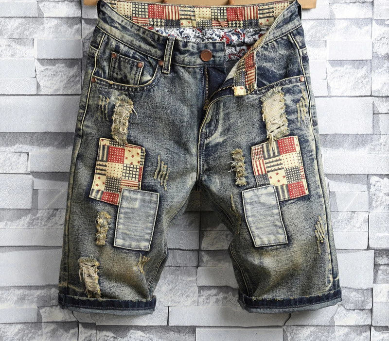 Bermuda Jeans Infantil Destroyed Lavagem Escura com Rasgos Desfiados e Barra Dobrada