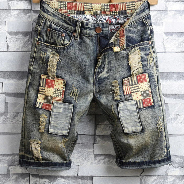 Bermuda Jeans Infantil Destroyed Lavagem Escura com Rasgos Desfiados e Barra Dobrada