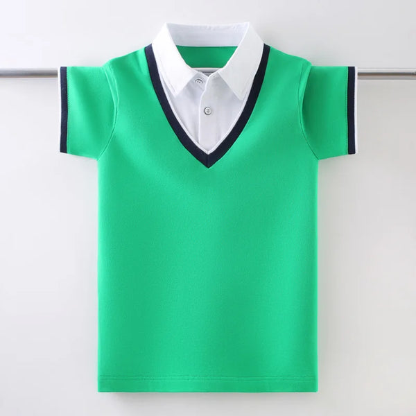 Camisa Polo Infantil Manga Curta com Gola Branca e Decote V Contrastante