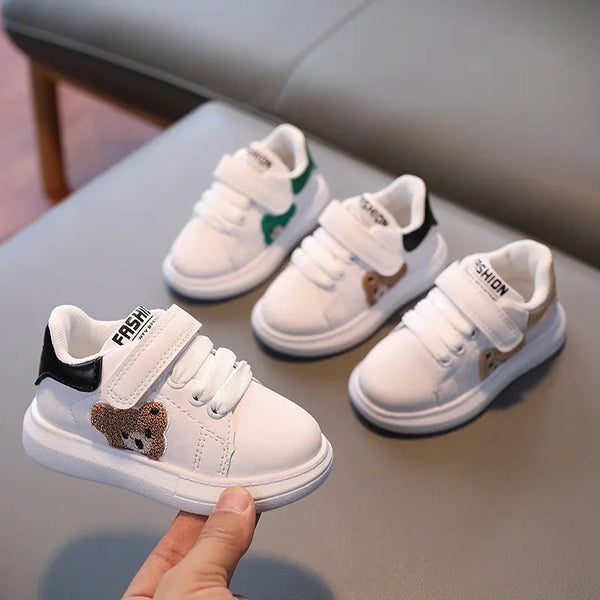 Tênis Infantil Casual com Tira de Fecho e Aplique de Urso