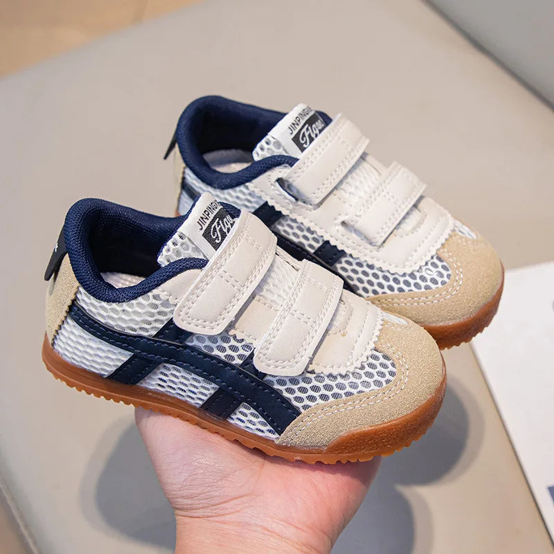 Tênis Infantil Casual com Fechamento em Tiras e Detalhe Esportivo Lateral