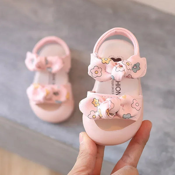 Sandália Bebê Menina Bico Fechado com Fecho em Velcro e Estampa De Flores