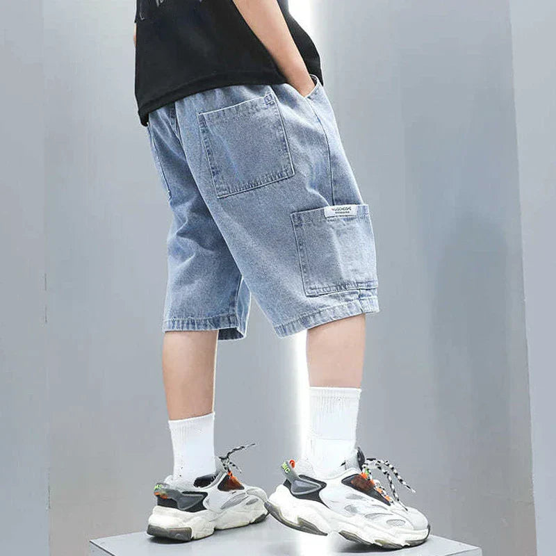 Bermuda Jeans Azul Claro com Estampa Lettering e Modelagem Ampla