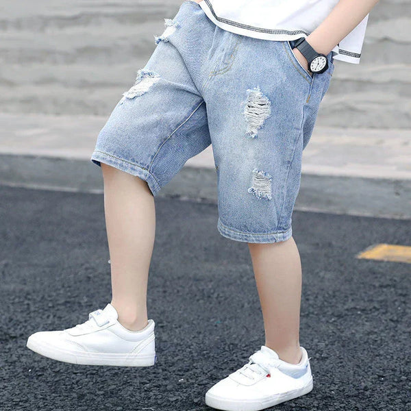 Bermuda Jeans Azul Claro com Estampa Lettering e Modelagem Ampla