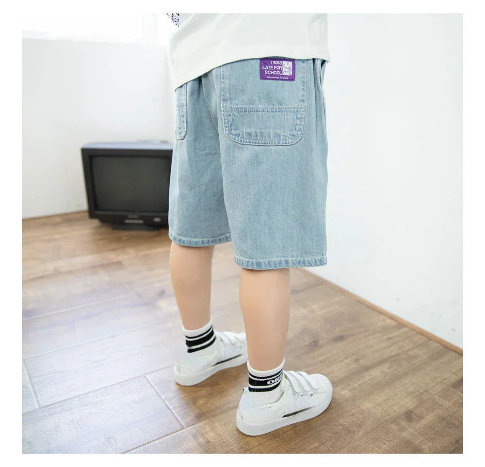 Bermuda Jeans Azul Claro com Estampa Lettering e Modelagem Ampla