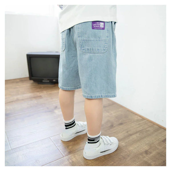 Bermuda Jeans Azul Claro com Estampa Lettering e Modelagem Ampla