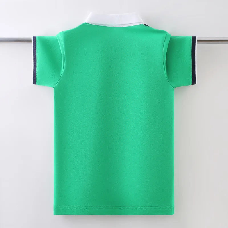 Camisa Polo Infantil Manga Curta com Gola Branca e Decote V Contrastante
