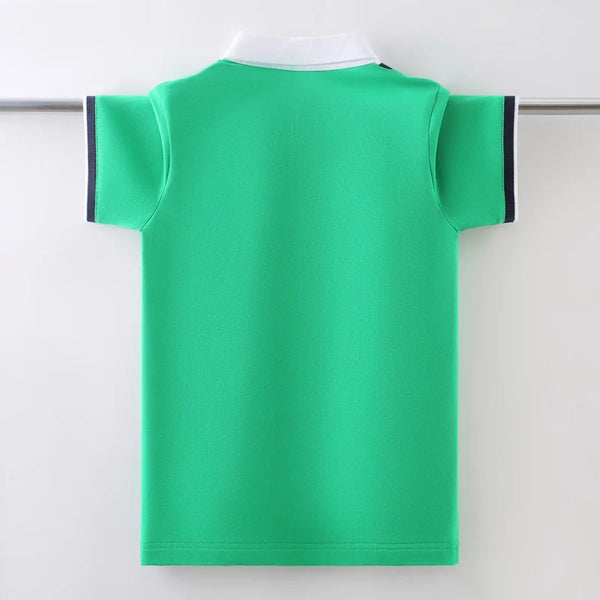 Camisa Polo Infantil Manga Curta com Gola Branca e Decote V Contrastante