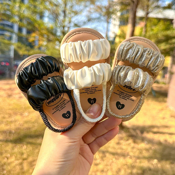 Sandália Bebê Menina com Tiras Franzidas e Tira Elástica no Calcanhar