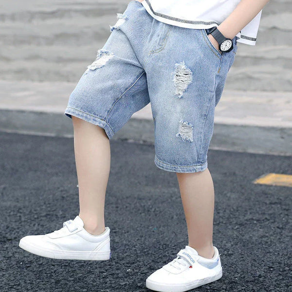 Bermuda Jeans Azul Claro com Estampa Lettering e Modelagem Ampla