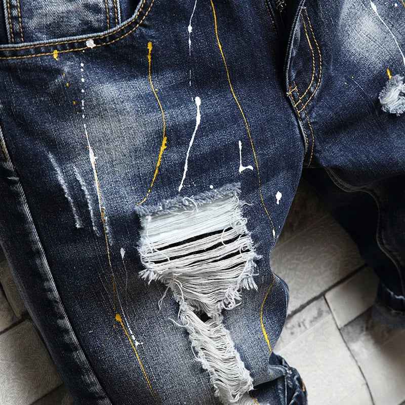 Bermuda Jeans Infantil Destroyed Lavagem Escura com Rasgos Desfiados e Barra Dobrada