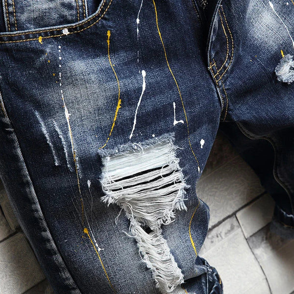 Bermuda Jeans Infantil Destroyed Lavagem Escura com Rasgos Desfiados e Barra Dobrada