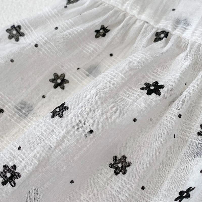Conjunto Bebê Menina 2 Peças Blusa Branca Estampada Florzinhas E Short Bloomer Preto