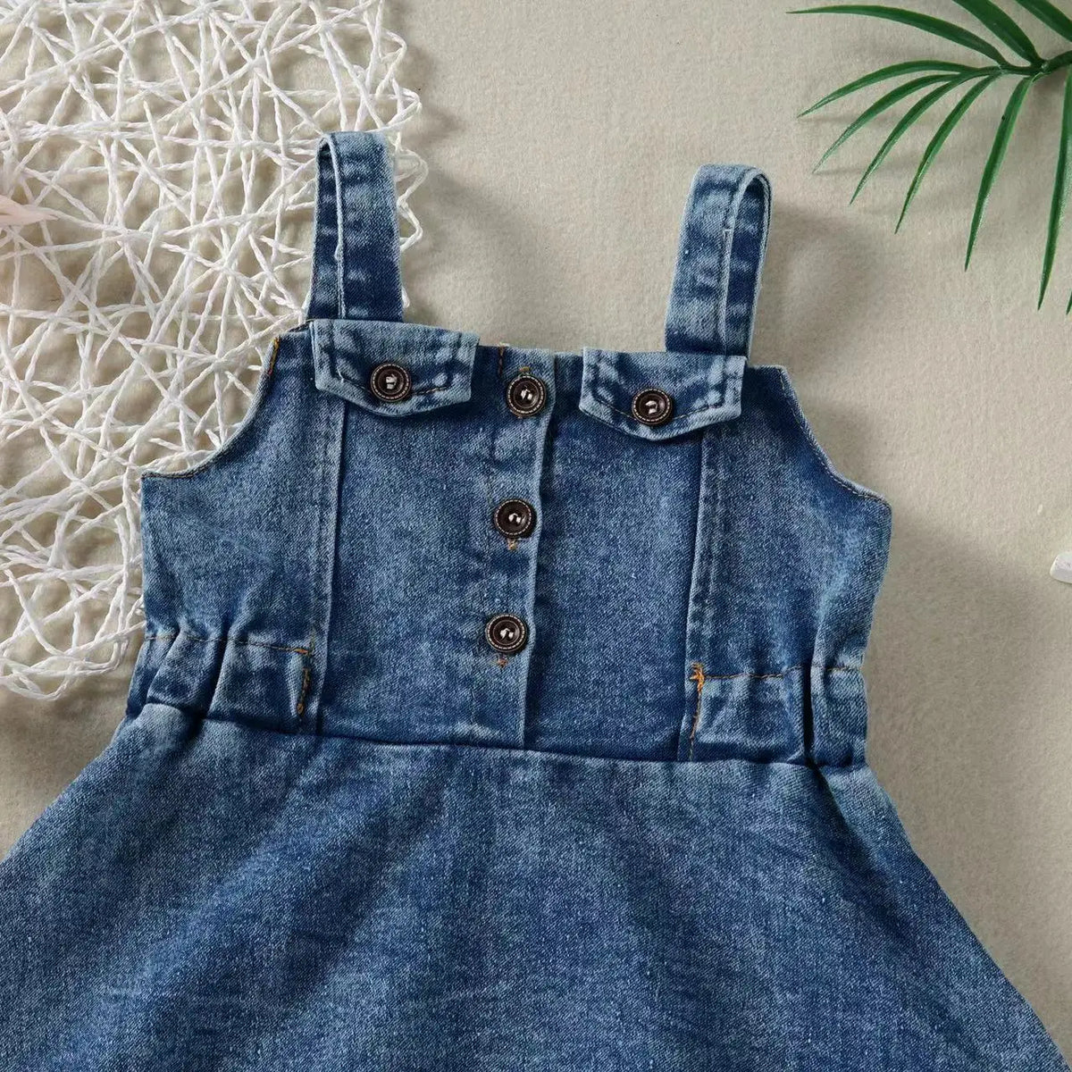 Vestido Bebê Menina Jeans Jardineira com Alças e Botões Barra com Babado