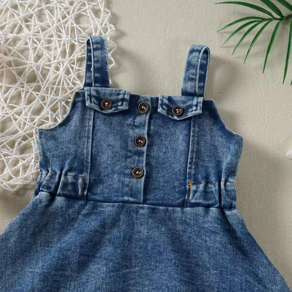 Vestido Bebê Menina Jeans Jardineira com Alças e Botões Barra com Babado