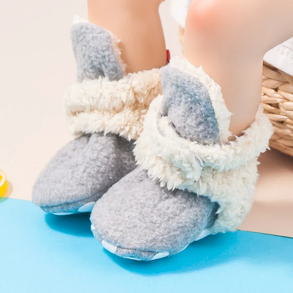 Sapatinho Bebê Tipo Botinha com Faixa Envolvente e Solado Estampado