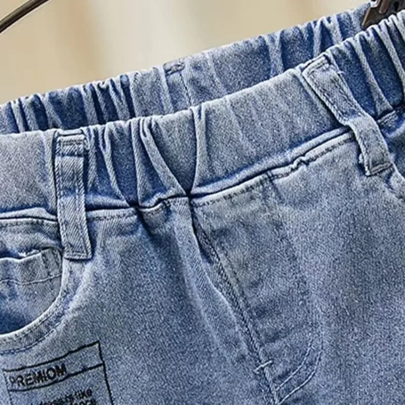 Bermuda Jeans Infantil com Cós Elástico e Patches Estilo Street