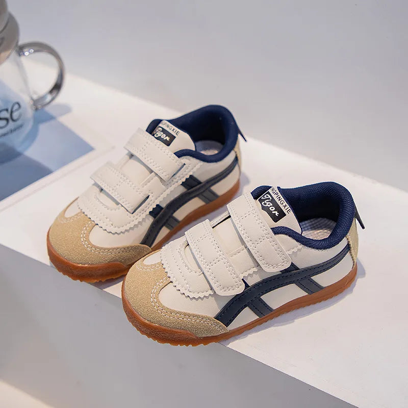 Tênis Infantil Casual com Fechamento em Tiras e Detalhe Esportivo Lateral